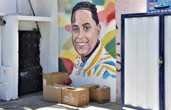 Pintan rostro del niño Donelly Martínez en pared donde agente policial lo mató en Santiago