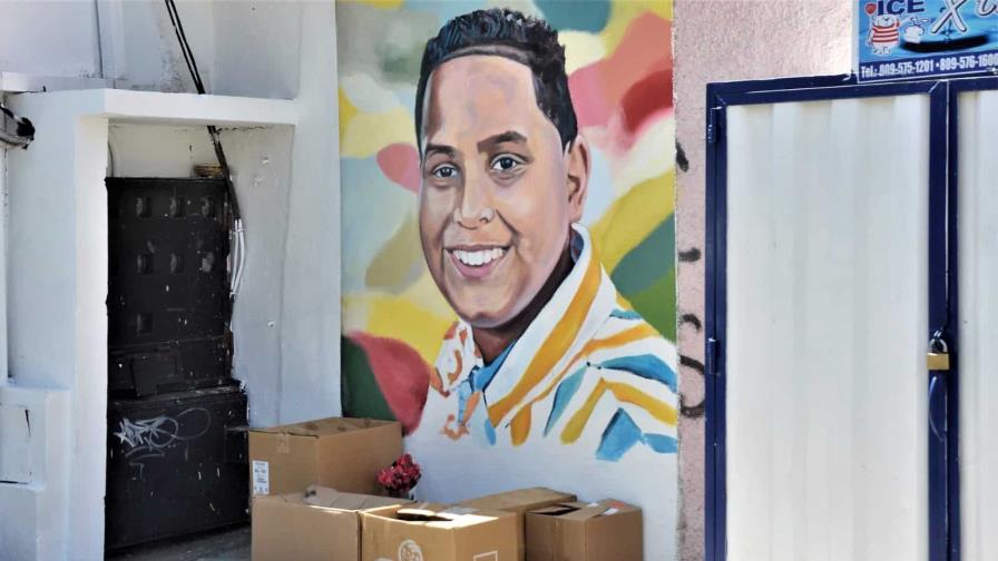 Pintan rostro del niño Donelly Martínez en pared donde agente policial lo mató en Santiago