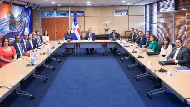 Gobernador del Banco Central se reúne con la nueva directiva de Adoexpo