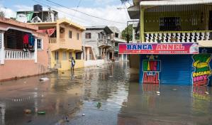 Desborde de cañada inunda calles del barrio Arroyo Bonito, en Manoguayabo
