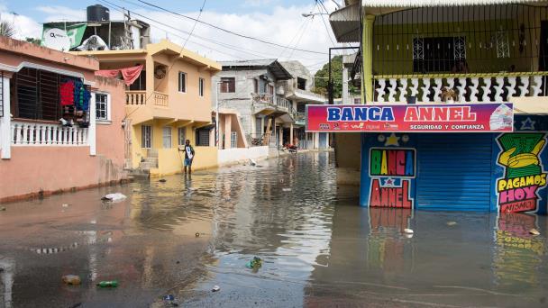 Desborde de cañada inunda calles del barrio Arroyo Bonito, en Manoguayabo
