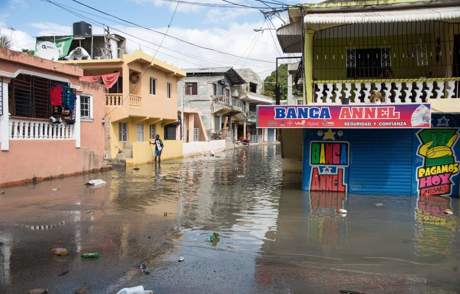 Desborde de cañada inunda calles del barrio Arroyo Bonito, en Manoguayabo