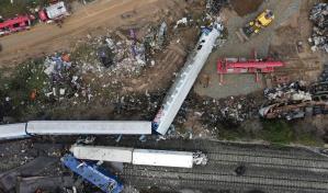 Entregan cuerpos recuperados en choque de trenes en Grecia