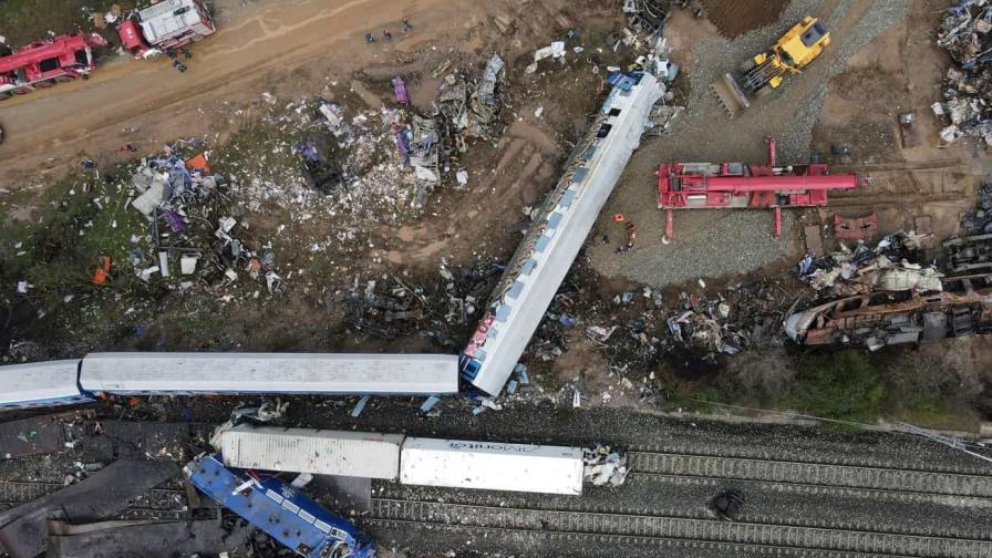 Entregan cuerpos recuperados en choque de trenes en Grecia Entregan cuerpos recuperados en choque de trenes en Grecia
