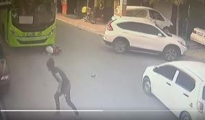 Video: Hombre sobrevive a dos choques casi simultáneos