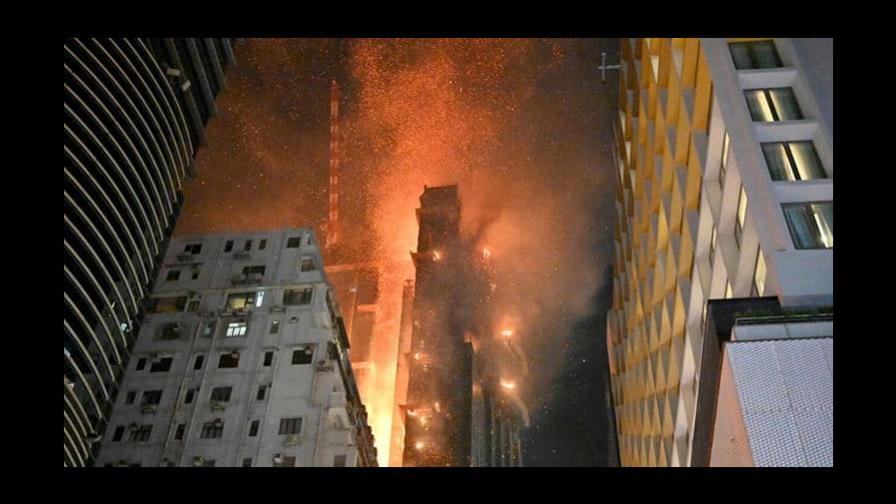 Al menos dos heridos tras el incendio de un rascacielos en obras en Hong Kong Al menos dos heridos tras el incendio de un rascacielos en obras en Hong Kong