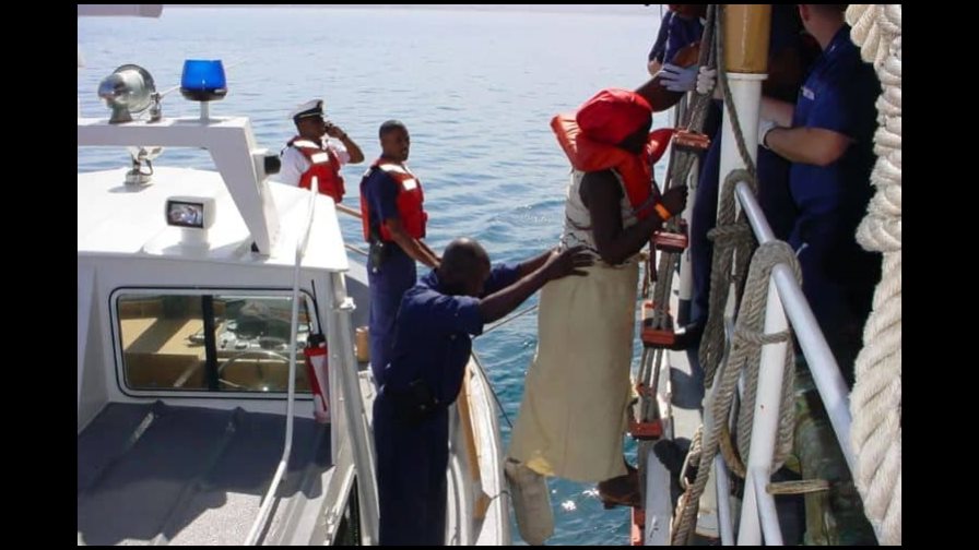 Repatrian a 26 dominicanos y 61 haitianos interceptados en Puerto Rico