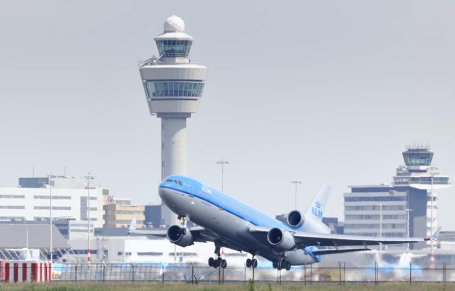 Aerolíneas denunciarán al gobierno holandés por reducir vuelos de Ámsterdam