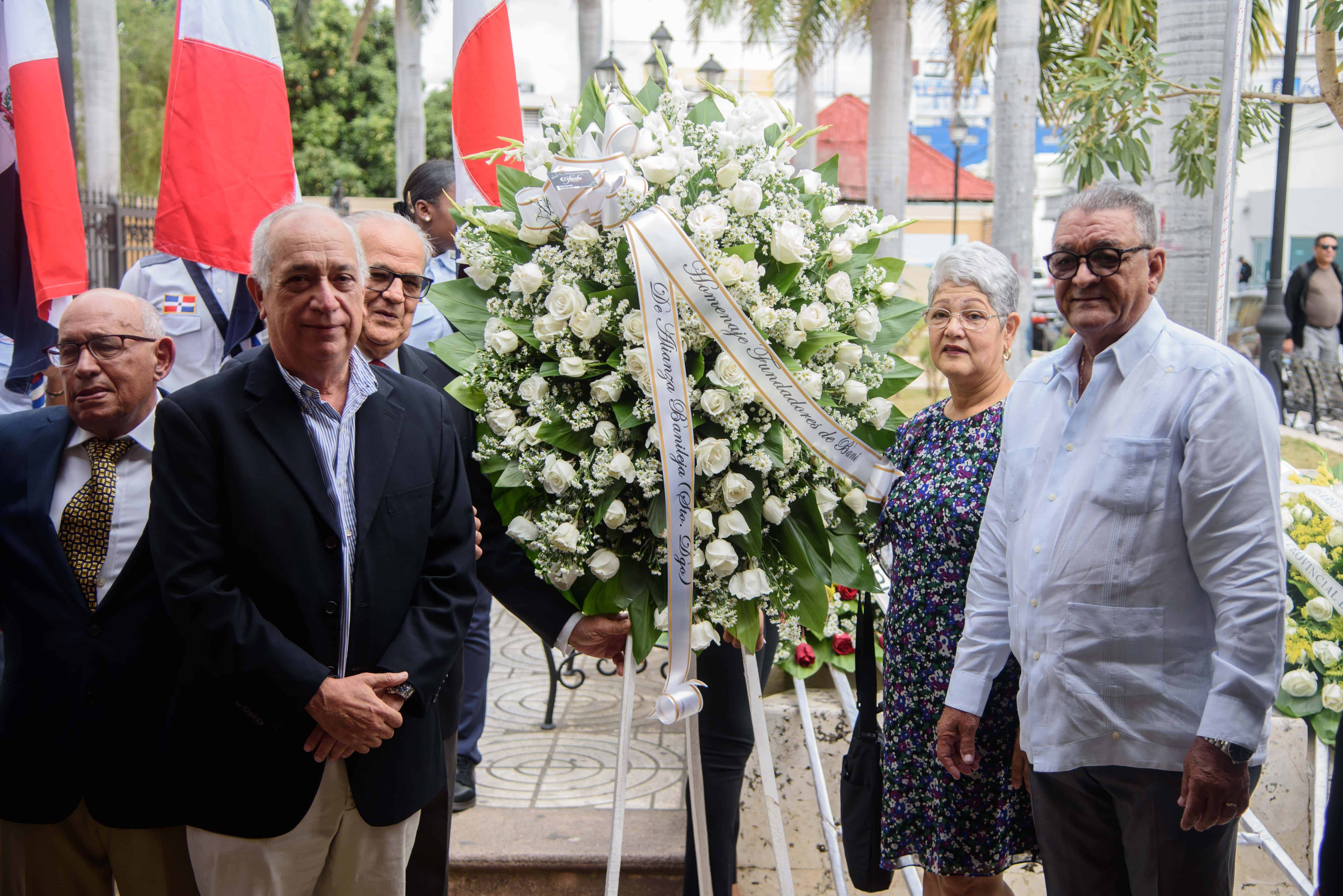 Ofrenda floral a los fundadores de Baní. 