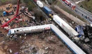 Entregan cuerpos recuperados en choque de trenes en Grecia