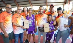 Reconocen a Cacalo y Lapaix en Los Mina por su paso en el básquet