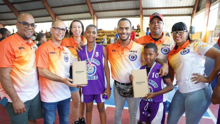 Reconocen a Cacalo y Lapaix en Los Mina por su paso en el básquet