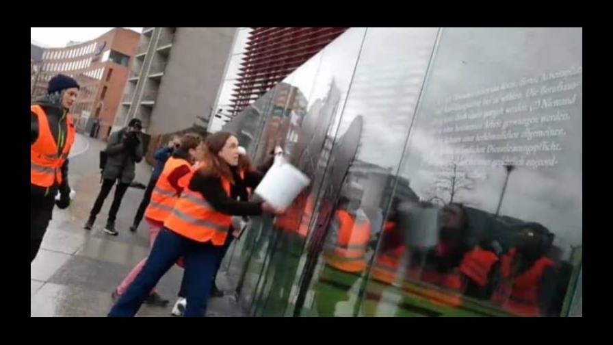 Activistas del clima causan indignación en Alemania por rociar líquido en monumento