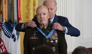 Biden condecora a un h&eacute;roe afroestadounidense de la guerra de Vietnam