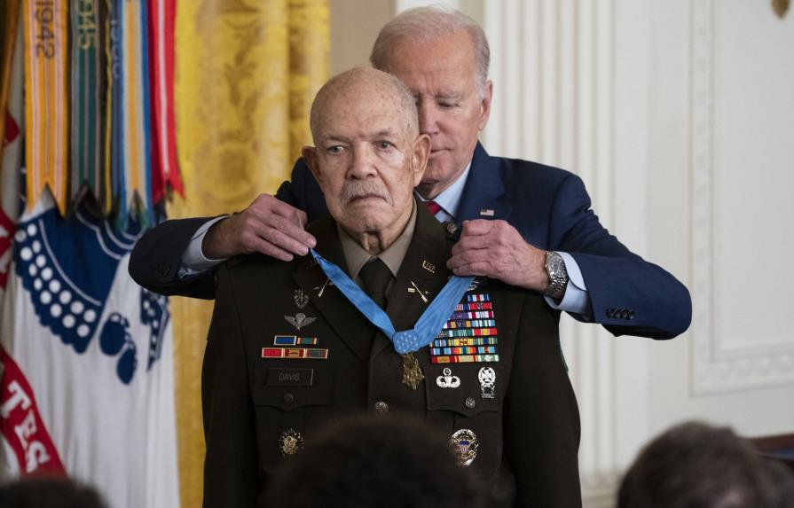 Biden condecora a un héroe afroestadounidense de la guerra de Vietnam
