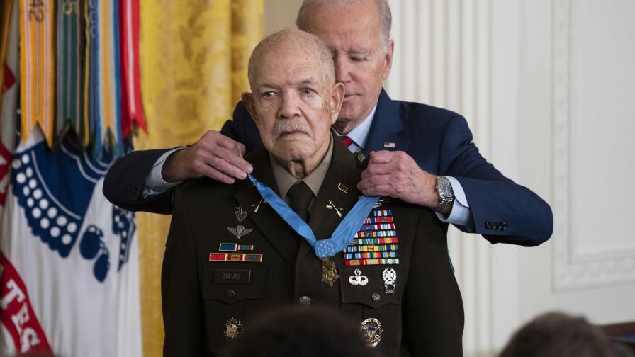 Biden condecora a un héroe afroestadounidense de la guerra de Vietnam