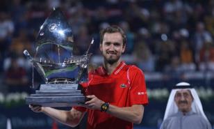 Medvedev gana título en Dubai, llega a 14 victorias en fila