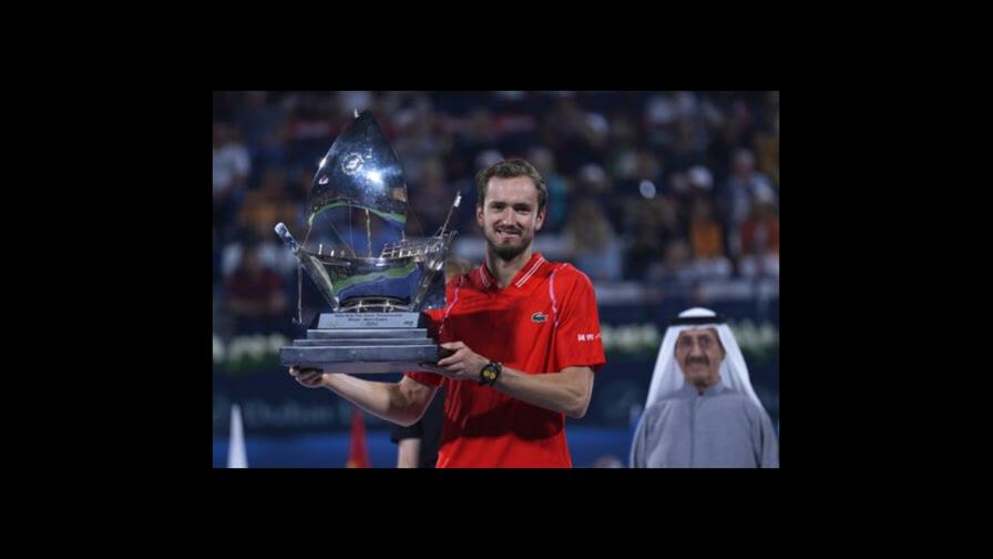 Medvedev gana título en Dubai, llega a 14 victorias en fila