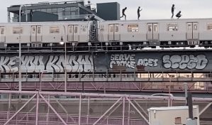 Madre de joven que murió mientras surfeaba sobre el metro de NY planea demanda