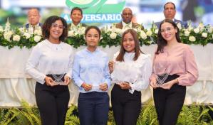 Cooperativa de Maestros entrega 340 becas a hijos de sus asociados