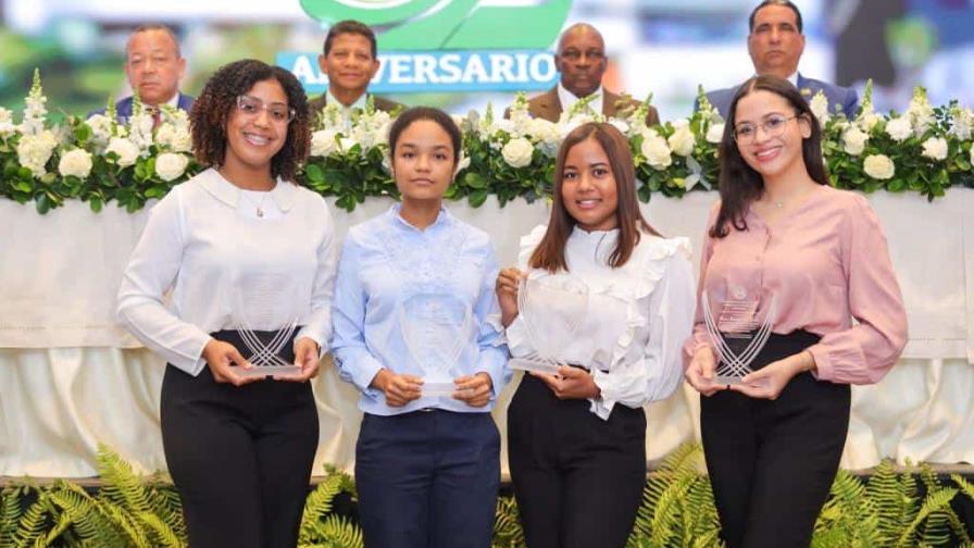 Cooperativa de Maestros entrega 340 becas a hijos de sus asociados Cooperativa de Maestros entrega 340 becas a hijos de sus asociados