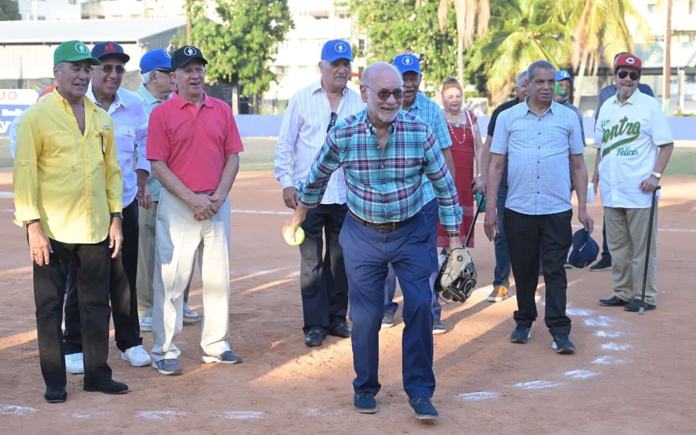 Nandy Rivas realiza el lanzamiento de honor