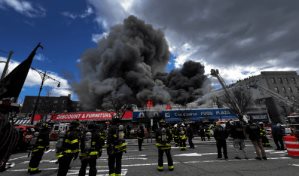 Reportan un incendio de cinco alarmas en un supermercado en El Bronx