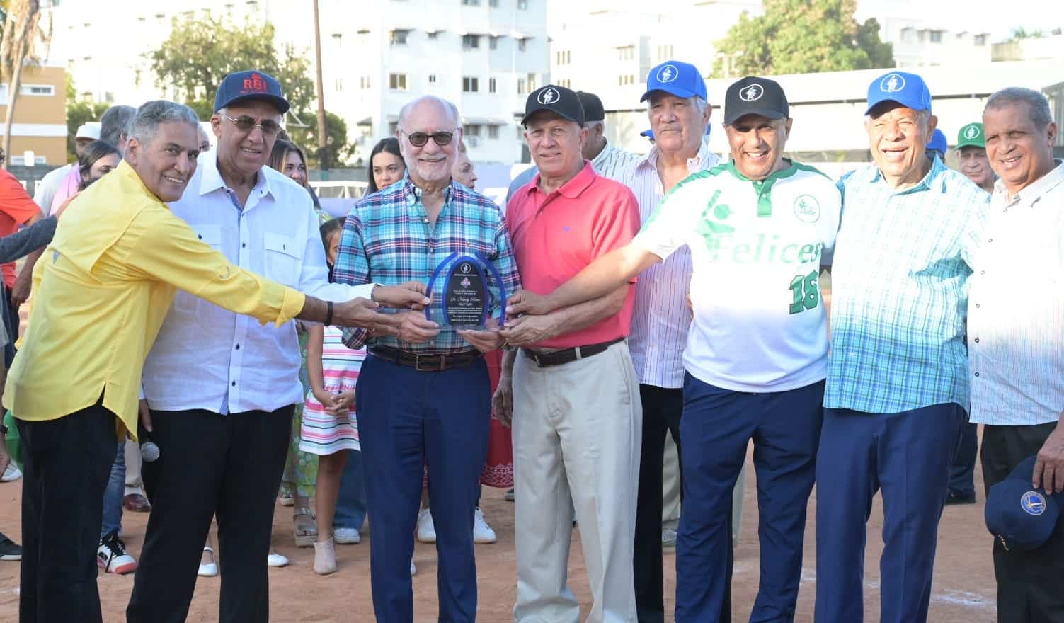 Nandy Rivas recibe reconocimiento de parte de la directiva de Liga Centro