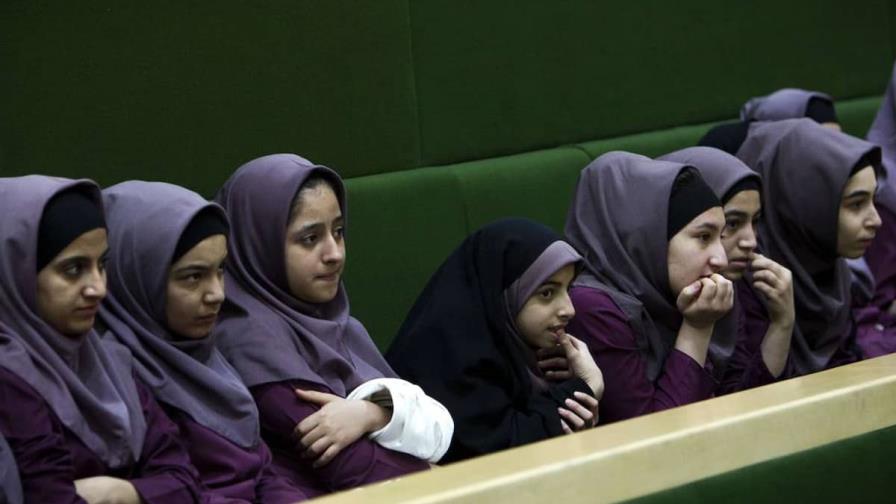 Crece la crisis por supuesto envenenamiento de niñas en Irán