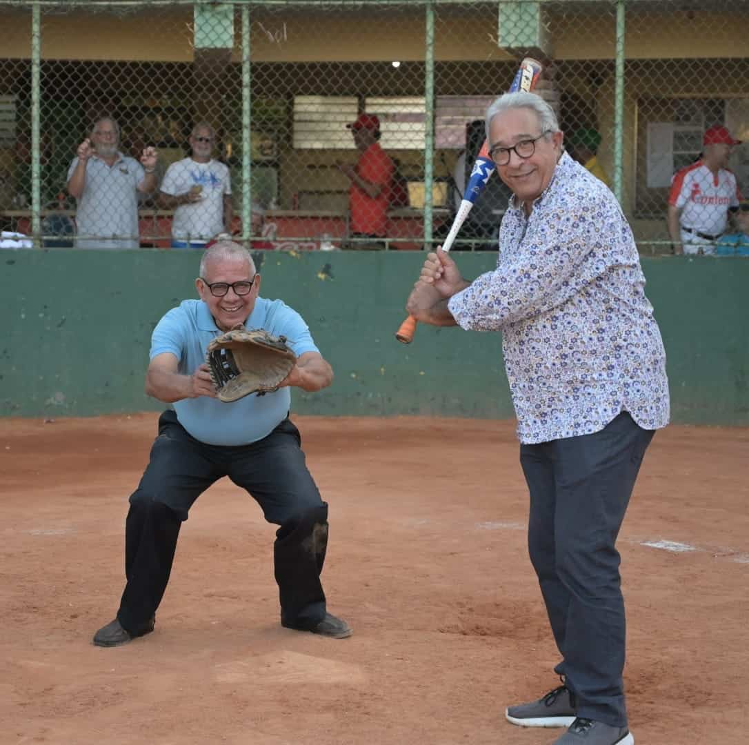 Dionicio Guzmán (bateador) y Francisco Kiko Reyes (receptor)