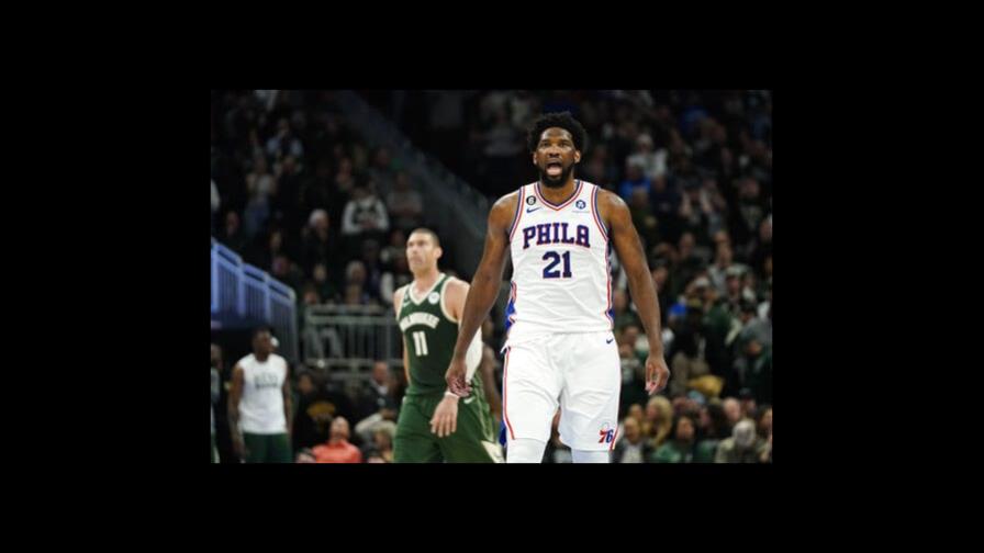 76ers remontan y cortan racha de victorias a Bucks