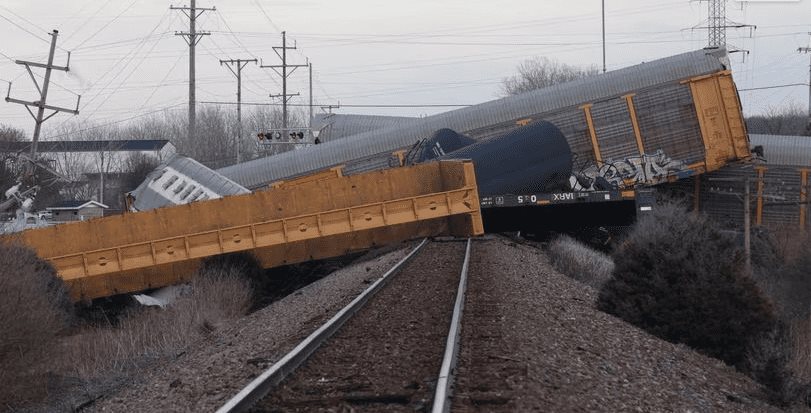 Se descarrilan 20 vagones de otro tren de carga en Ohio