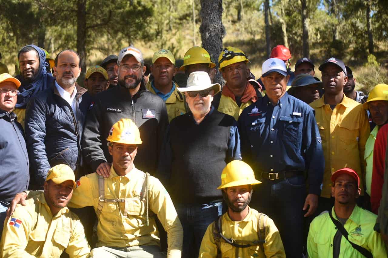 El ministro de Medio Ambiente, Miguel Ceara Hatton, con el equipo de bomberos y otros técnicos que trabajaron para sofocar el incendio 