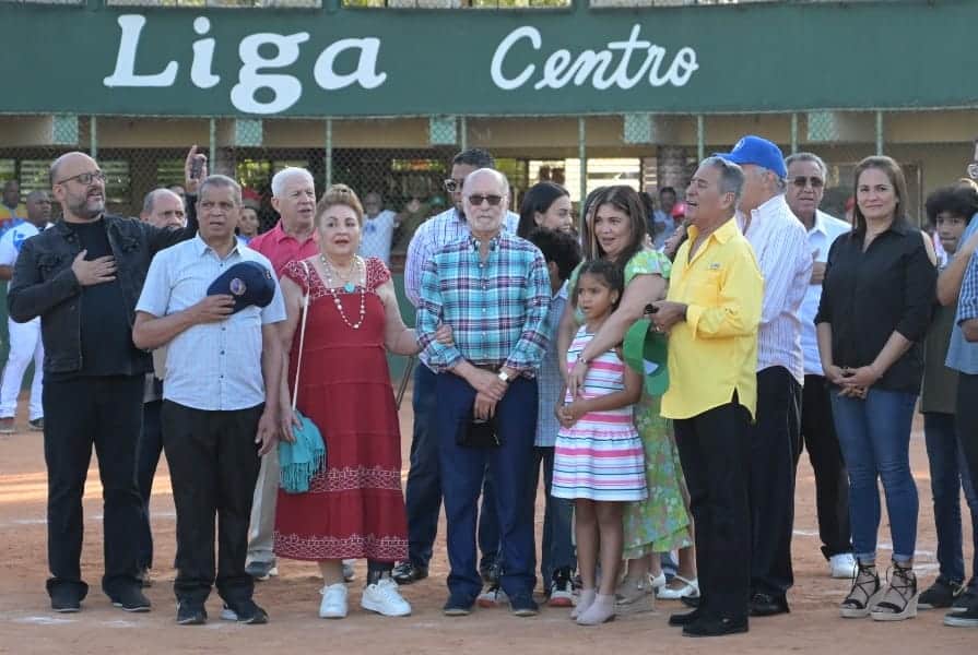 Nini Caffaro entona las notas del himno nacional