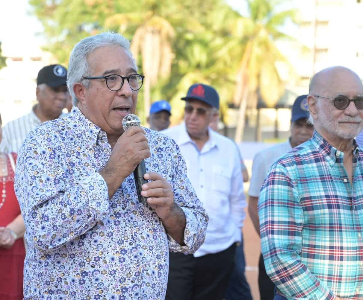 Dionicio Guzmán se dirige a los presentes