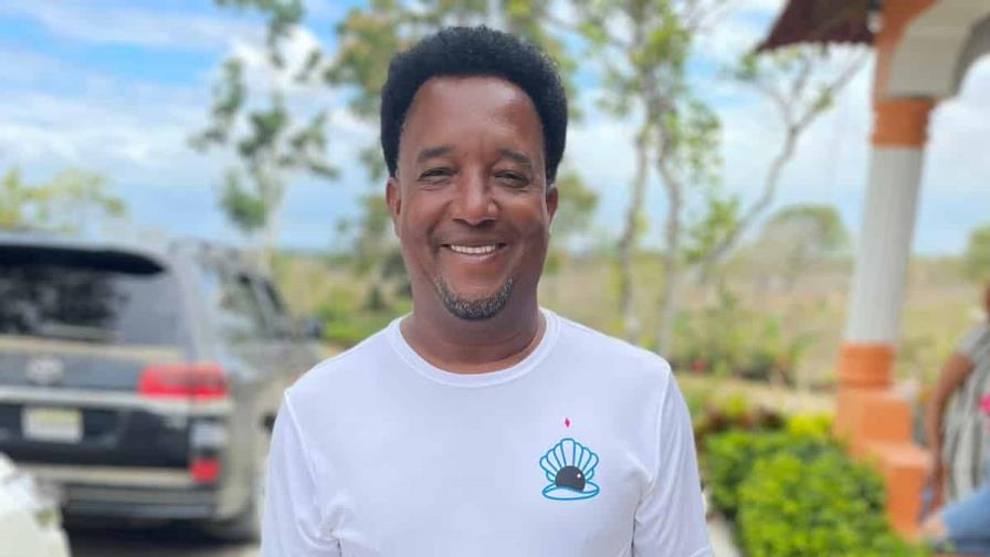 Pedro Martínez exhibe los huevos de sus gallinas Pedro Martínez exhibe los huevos de sus gallinas