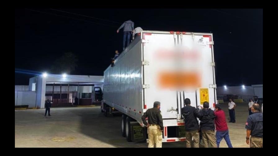 México halla a 343 migrantes abandonados en un tráiler en el oriente del país