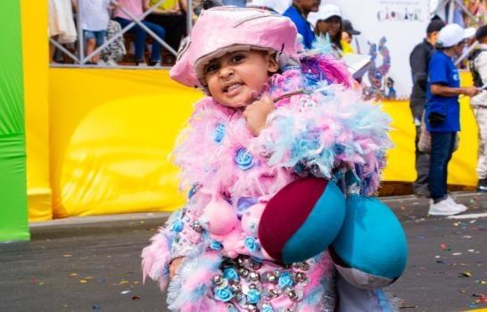 Las comparsas infantiles dan inicio al Desfile Nacional de Carnaval