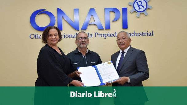 ONAPI entrega certificación a José Orlando Alix