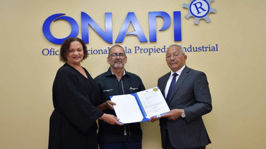 ONAPI entrega certificación de patente de invención a José Orlando Alix
