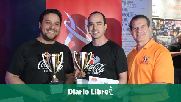 Los hermanos González  ganan torneo de boliche Coca Cola