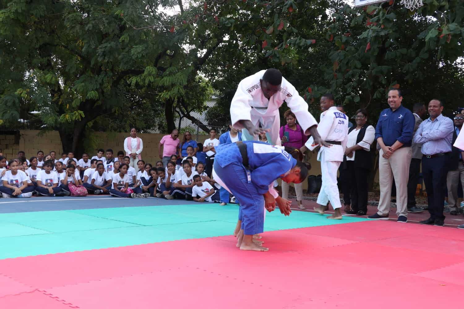 Exhibición de judo en Centro Educativo Unión Panamericana