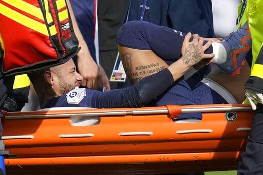 Neymar Jr. se operará el tobillo y dice adiós a la temporada