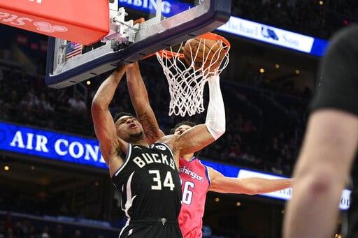 NBA reconsidera y le quita triple-doble a Antetokounmpo