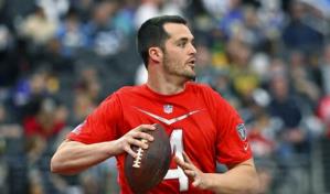 Derek Carr firma contrato de 4 años con los Saints