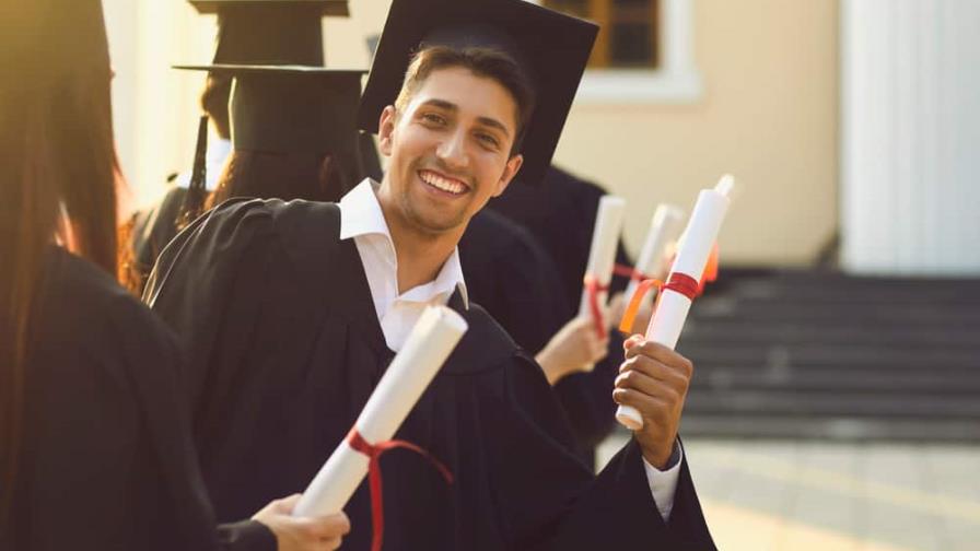 ¿Por qué las empresas eliminan el requisito de título universitario?