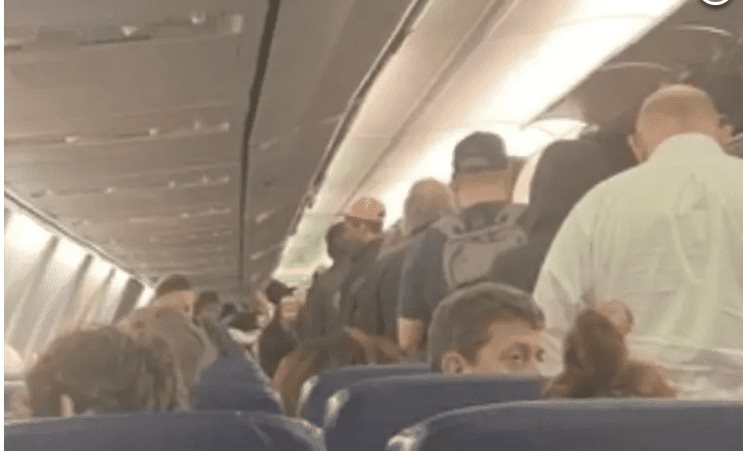 Hombre se desmaya en medio de un vuelo con turbulencia en EE.UU.