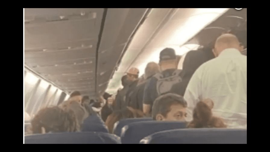 Hombre se desmaya en medio de un vuelo con turbulencia en EE.UU. Hombre se desmaya en medio de un vuelo con turbulencia en EE.UU.