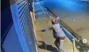Hombre desprende con sus manos cables del tendido el&eacute;ctrico en Villa Consuelo