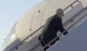 Biden tropieza una vez más al abordar el Air Force One y casi se cae